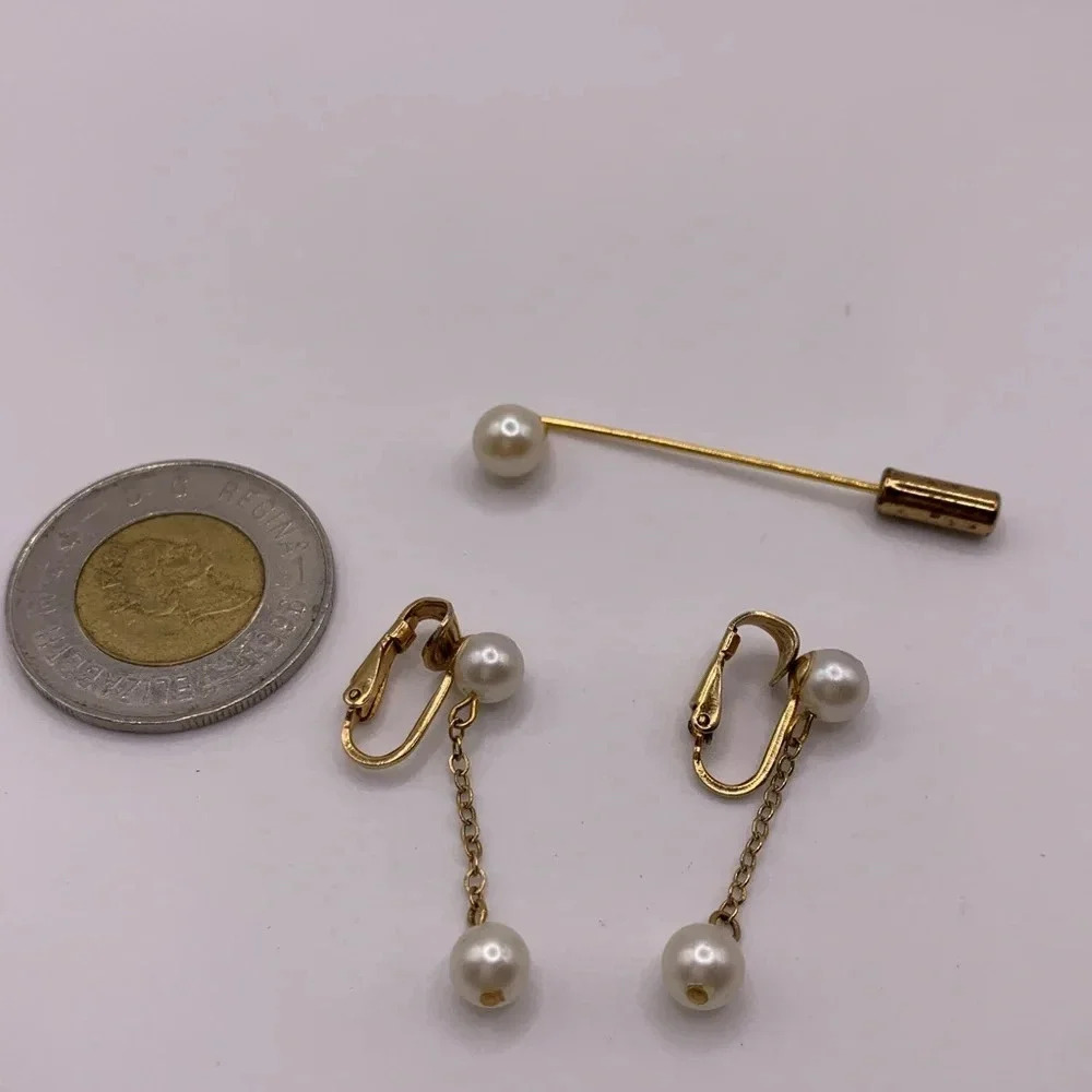 Lot of pair vintage gold tone faux pearl clip on earrings and brooch - Picture 4 of 8